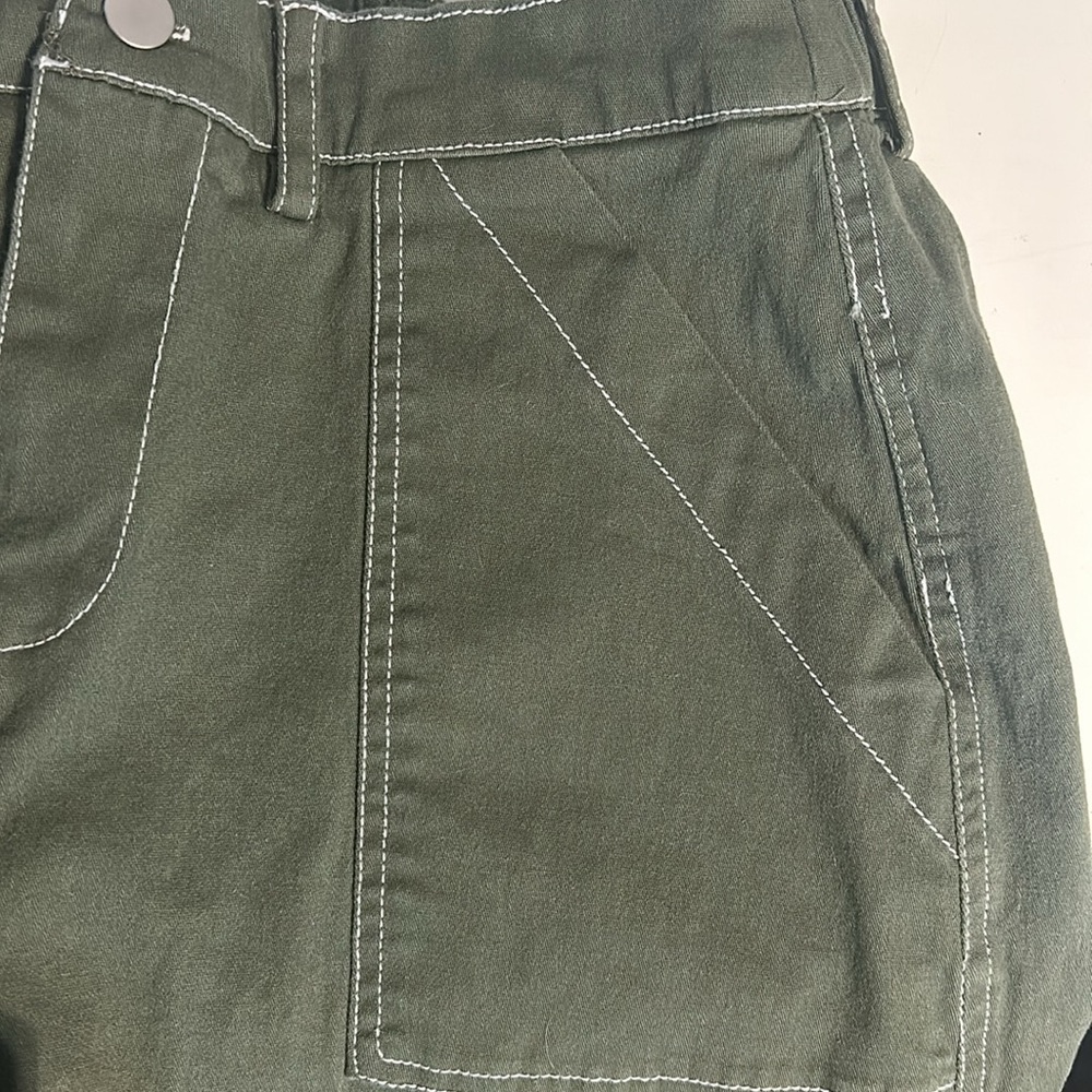 Adorable Hunter Green white trimmed shorts - Picture 4 of 6